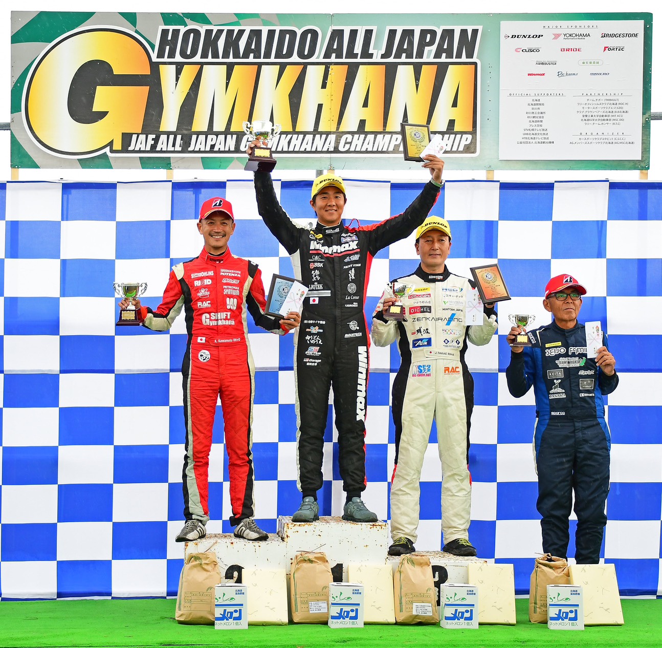 北海道ラウンドで優勝し表彰台中央に立つ黒水泰峻